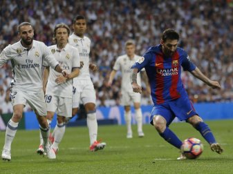 Superstar Lionel Messi (r) war der Matchwinner für den FC Barcelona gegen Real Madrid. Foto: Francisco Seco Superstar Lionel Messi (r) war der Matchwinner für den FC Barcelona gegen Real Madrid. Foto: Francisco Seco