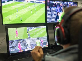 In Köln werden die Video-Assistenten sitzen. Foto: Marcel Kusch