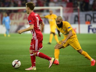 Marko Marin (l) wurde mit Olympiakos Piräus Fußball-Meister in Griechenland. Foto: Dimitrios Karvountzis Marko Marin (l) wurde mit Olympiakos Piräus Fußball-Meister in Griechenland. Foto: Dimitrios Karvountzis