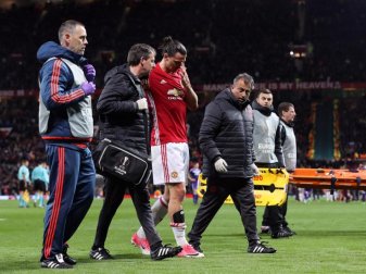 United-Stürmerstar Zlatan Ibrahimovic (M.) hat sich schwer am Knie verletzt. Foto: Martin Rickett