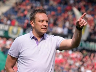 Trainer André Breitenreiter will mit Hannover 96 aufsteigen Foto: Peter Steffen Trainer André Breitenreiter will mit Hannover 96 aufsteigen Foto: Peter Steffen