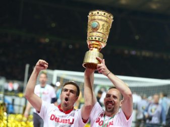 Philipp Lahm (l) will wie 2016 noch einmal den DFB-Pokal gewinnen. Foto: Kay Nietfeld