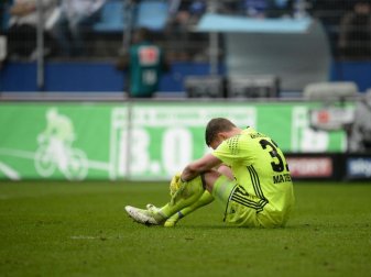 Hamburgs Torwart Christian Mathenia hat sich im Spiel gegen Darmstadt eine schwere Knieprellung zugezogen. Foto: Daniel Reinhardt Hamburgs Torwart Christian Mathenia hat sich im Spiel gegen Darmstadt eine schwere Knieprellung zugezogen. Foto: Daniel Reinhardt