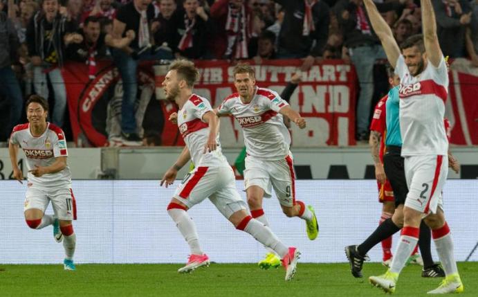 Die Stuttgarter feiern den Treffer von Alexandru Maxim (M). Foto: Daniel Maurer