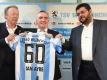 Investor Hasan Ismaik (r) will dem TSV 1860 München treu bleiben. Foto: Andreas Gebert