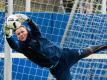 HSV-Keeper Tom Mickel stand während des Trainings im Mittelpunkt. Foto: Christophe Gateau