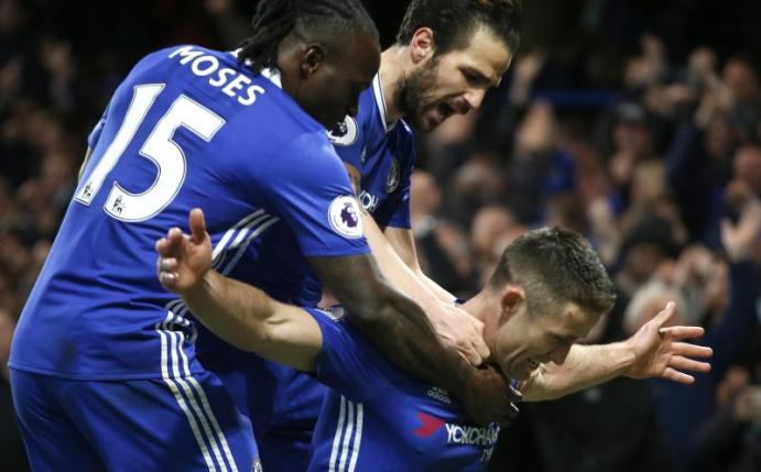 Chelseas Gary Cahill (r) jubelt mit Cesc Fabregas und Victor Moses (l) über sein Tor gegen Southampton. Foto: Alastair Grant
