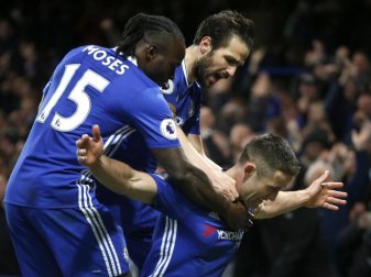 Chelseas Gary Cahill (r) jubelt mit Cesc Fabregas und Victor Moses (l) über sein Tor gegen Southampton. Foto: Alastair Grant Chelseas Gary Cahill (r) jubelt mit Cesc Fabregas und Victor Moses (l) über sein Tor gegen Southampton. Foto: Alastair Grant