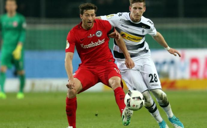 Frankfurts David Abraham (l) und Gladbachs Andre Hahn kämpfen um den Ball. Foto: Ina Fassbender