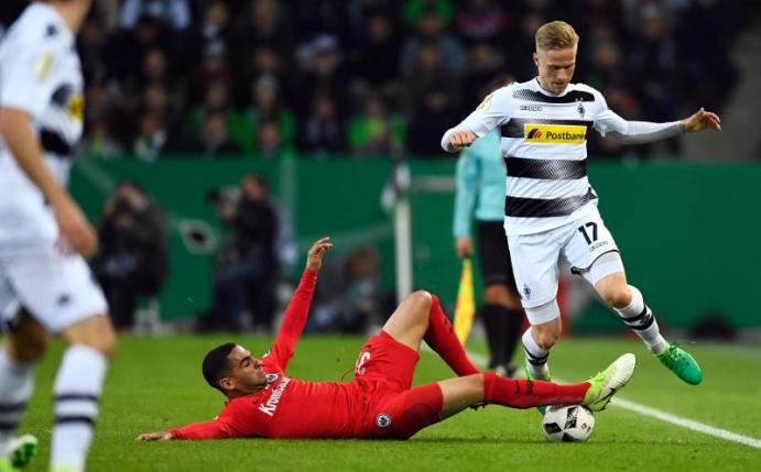 Die Borussia muss vorerst ohne Oscar Wendt (r) auskommen. Foto: Marius Becker