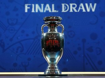 Am 15. September wird das DFB-Präsidium die zehn Spielorte bestimmen, mit denen sich der Deutsche Fußball-Bund für das Endrundenturnier 2014 bewerben wird. Foto: Christian Charisius Am 15. September wird das DFB-Präsidium die zehn Spielorte bestimmen, mit denen sich der Deutsche Fußball-Bund für das Endrundenturnier 2014 bewerben wird. Foto: Christian Charisius