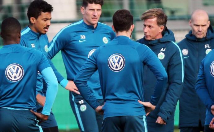 Andries Jonker (2.v.r) konnte das Wolfsburger Training fast mit der gesamten Mannschaft absolvieren. Foto: Boris Baschin