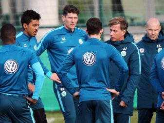 Andries Jonker (2.v.r) konnte das Wolfsburger Training fast mit der gesamten Mannschaft absolvieren. Foto: Boris Baschin Andries Jonker (2.v.r) konnte das Wolfsburger Training fast mit der gesamten Mannschaft absolvieren. Foto: Boris Baschin