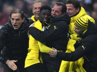 Dortmunds Ousmane Dembele (M) jubelt mit den Trainern über seinen Treffder zur 3:2-Führung. Foto: Peter Kneffel Dortmunds Ousmane Dembele (M) jubelt mit den Trainern über seinen Treffder zur 3:2-Führung. Foto: Peter Kneffel