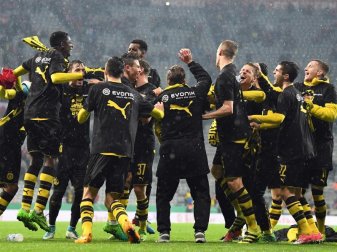 Die Spieler des BVB feiern ausgelassen den Sieg gegen den FC Bayern. Foto: Foto: Peter Kneffel Die Spieler des BVB feiern ausgelassen den Sieg gegen den FC Bayern. Foto: Foto: Peter Kneffel