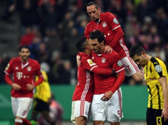 Die Manschaftskameraden feiern nach dem 2:1 Torschütze Mats Hummels, während der sich zurückhält. Foto: Peter Kneffel Die Manschaftskameraden feiern nach dem 2:1 Torschütze Mats Hummels, während der sich zurückhält. Foto: Peter Kneffel