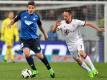 Hoffenheims Pirmin Schwegler (l) und Bayerns Franck Ribery kämpfen um den Ball. Foto: Uwe Anspach