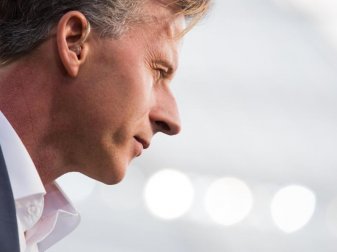 Wolfsburgs Trainer Andries Jonker schaute sich in München das Pokal-Halbfinale an. Foto: Rolf Vennenbernd