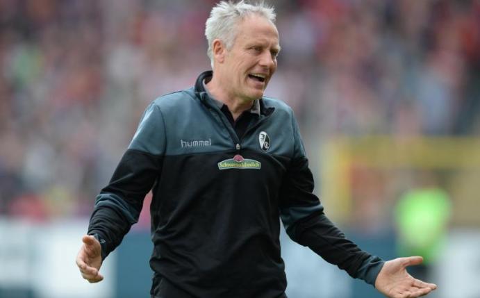 Christian Streich vor dem Spiel in Darmstadt: «Das wird ein hart umkämpftes Fußballspiel.» Foto: Patrick Seeger