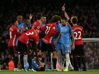 Manchester Uniteds Marouane Fellaini sah nach dem Kopfstoß die Rote Karte. Foto: Peter Byrne Manchester Uniteds Marouane Fellaini sah nach dem Kopfstoß die Rote Karte. Foto: Peter Byrne