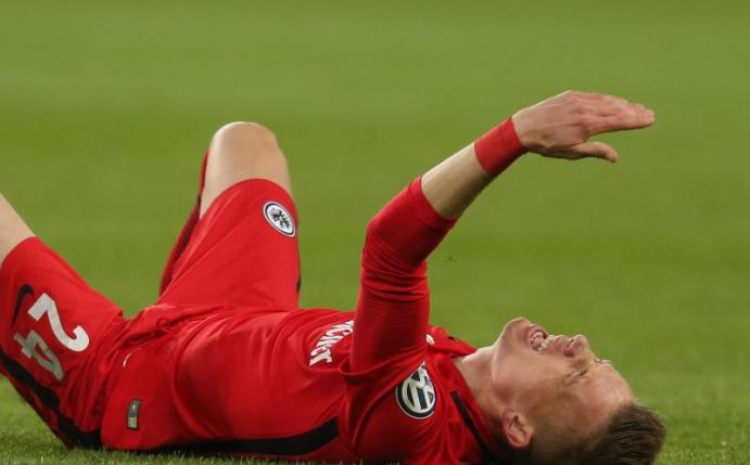 Marius Wolf wird operiert; er hatte sich im Pokal-Halbfinale gegen Mönchengladbach die Schulter ausgekugelt. Foto: Ina Fassbender