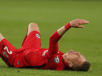 Marius Wolf wird operiert; er hatte sich im Pokal-Halbfinale gegen Mönchengladbach die Schulter ausgekugelt. Foto: Ina Fassbender Marius Wolf wird operiert; er hatte sich im Pokal-Halbfinale gegen Mönchengladbach die Schulter ausgekugelt. Foto: Ina Fassbender