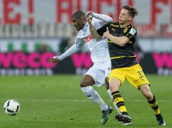 Dortmunds Erik Durm (r) und Kölns Anthony Modeste kämpfen um den Ball. Foto: Guido Kirchner Dortmunds Erik Durm (r) und Kölns Anthony Modeste kämpfen um den Ball. Foto: Guido Kirchner