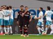 Die Leverkusener Karim Bellarabi (r) und Benjamin Henrichs sind nach dem zwischenzeitlichen 0:4 konsterniert. Foto: Federico Gambarini