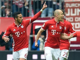 Der FC Bayern München um Thiago Alcántara (l) und Arjen Robben kann Deutscher Meister werden. Foto: Andreas Gebert