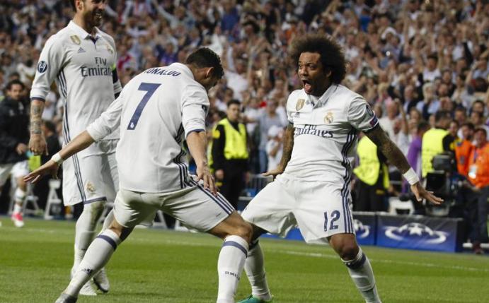 Cristiano Ronaldo (m.) und Marcelo (r.) schossen Real Madrid zum Sieg über Valencia. Foto: Enrique de la Fuente/Archiv