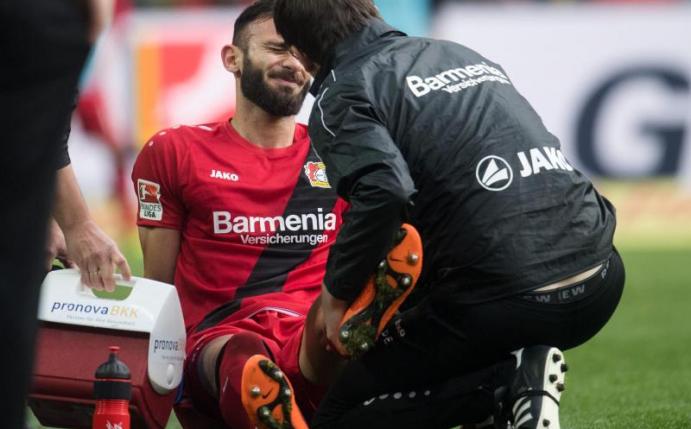 Ömer Toprak hat sich einen Bänder-Teilanriss im linken Sprunggelenk zugezogen. Foto: Bernd Thissen/Archiv