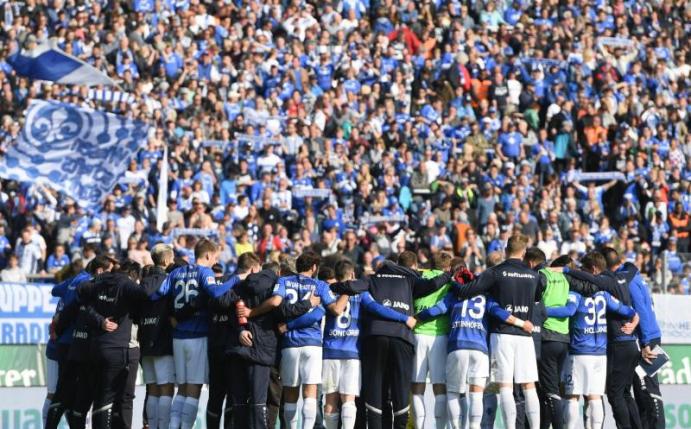 Die Spieler des SV Darmstadt 98 feiern mit ihren Fans. Foto: Arne Dedert