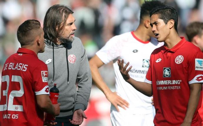 Der Mainzer Trainer Martin Schmidt musste seine Spieler nach dem 1:2 gegen Gladbach wieder aufbauen. Foto: Thomas Frey