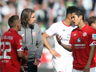 Der Mainzer Trainer Martin Schmidt musste seine Spieler nach dem 1:2 gegen Gladbach wieder aufbauen. Foto: Thomas Frey Der Mainzer Trainer Martin Schmidt musste seine Spieler nach dem 1:2 gegen Gladbach wieder aufbauen. Foto: Thomas Frey