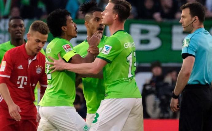 Wolfsburgs Luiz Gustavo war nach seinem Platzverweis kaum zu beruhigen. Foto: Peter Steffen