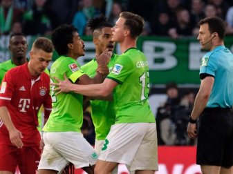 Wolfsburgs Luiz Gustavo war nach seinem Platzverweis kaum zu beruhigen. Foto: Peter Steffen Wolfsburgs Luiz Gustavo war nach seinem Platzverweis kaum zu beruhigen. Foto: Peter Steffen