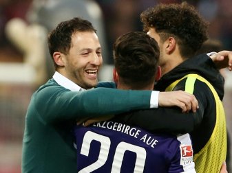 Tedesco (l.) und Aue gewinnen gegen Würzburg 3:1 Tedesco (l.) und Aue gewinnen gegen Würzburg 3:1
