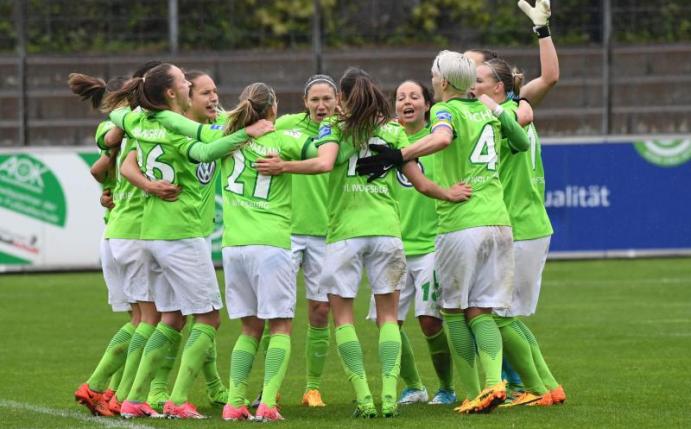 Die Fußballerinnen vom VfL Wolfsburg liegen auf Titelkurs. Foto: Uli Deck