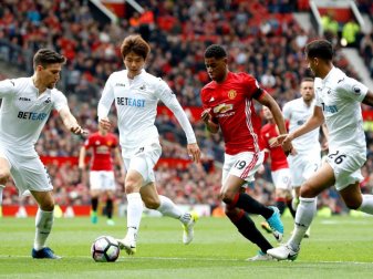 United-Profi Marcus Rashford (2.v.r) wird von drei Gegenspielern umzingelt. Foto: Martin Rickett United-Profi Marcus Rashford (2.v.r) wird von drei Gegenspielern umzingelt. Foto: Martin Rickett