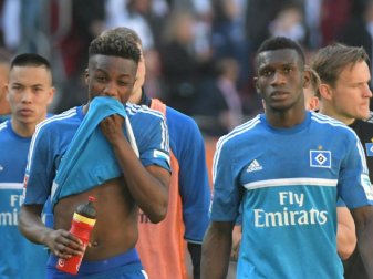 Der Hamburger SV rutschte nach dem 0:4 in Augsburg auf den Relegationsplatz. Foto: Stefan Puchner Der Hamburger SV rutschte nach dem 0:4 in Augsburg auf den Relegationsplatz. Foto: Stefan Puchner
