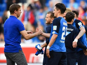 Hoffenheims Trainer Julian Nagelsmann (l) beglückwünscht Torschütze Benjamin Hübner. Foto: Uwe Anspach Hoffenheims Trainer Julian Nagelsmann (l) beglückwünscht Torschütze Benjamin Hübner. Foto: Uwe Anspach