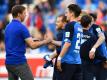 Hoffenheims Trainer Julian Nagelsmann (l) beglückwünscht Torschütze Benjamin Hübner. Foto: Uwe Anspach