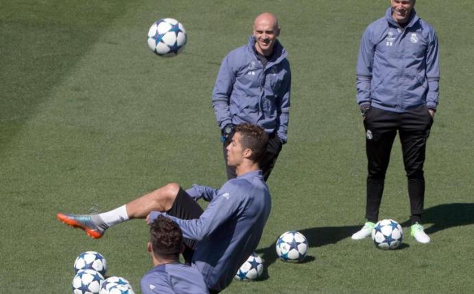 Real Madrids Coach Zinédine Zidane beobachtet Cristiano Ronaldo während einer Trainingseinheit. Foto: Paul White