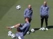 Real Madrids Coach Zinédine Zidane beobachtet Cristiano Ronaldo während einer Trainingseinheit. Foto: Paul White