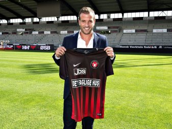Rafael van der Vaart mit dem Trikot des FC Midtjylland