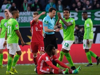 Luiz Gustavo (2.v.r.) war mit Schiedsrichter Felix Zwayer unzufrieden. Foto: Peter Steffen Luiz Gustavo (2.v.r.) war mit Schiedsrichter Felix Zwayer unzufrieden. Foto: Peter Steffen