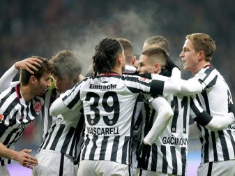 Frankfurt läuft gegen Wolfsburg mit Sondertrikot auf Frankfurt läuft gegen Wolfsburg mit Sondertrikot auf