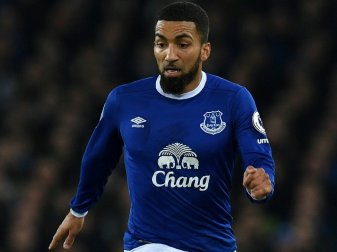 Lennon befindet sich zu Untersuchungen in einer Klinik Lennon befindet sich zu Untersuchungen in einer Klinik