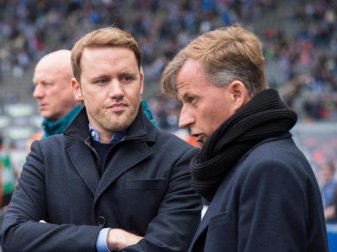 Wolfsburgs Sportdirektor Olaf Rebbe (l) und Cheftrainer Andries Jonker haben es noch nicht geschafft. Der VfL kämpft gegen den Abstieg. Foto: Annegret Hilse Wolfsburgs Sportdirektor Olaf Rebbe (l) und Cheftrainer Andries Jonker haben es noch nicht geschafft. Der VfL kämpft gegen den Abstieg. Foto: Annegret Hilse
