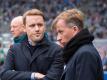 Wolfsburgs Sportdirektor Olaf Rebbe (l) und Cheftrainer Andries Jonker haben es noch nicht geschafft. Der VfL kämpft gegen den Abstieg. Foto: Annegret Hilse
